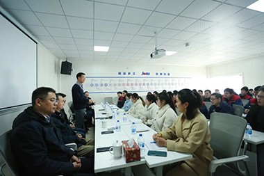 2023, novo potovanje Predsednik gospod He iz Jwell Machinery je vsem zaposlenim zaželel srečno novo leto v tovarni Zhejiang!